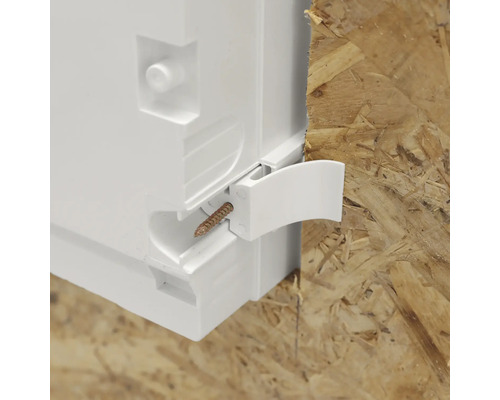 Detaljbild av en plastfördelningsdosa monterad på en träskiva