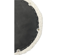 Detaljbild av en rund kudde med textilklädsel, fastsatt med klamrar