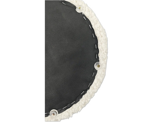 Detaljbild av en rund kudde med textilklädsel, fastsatt med klamrar