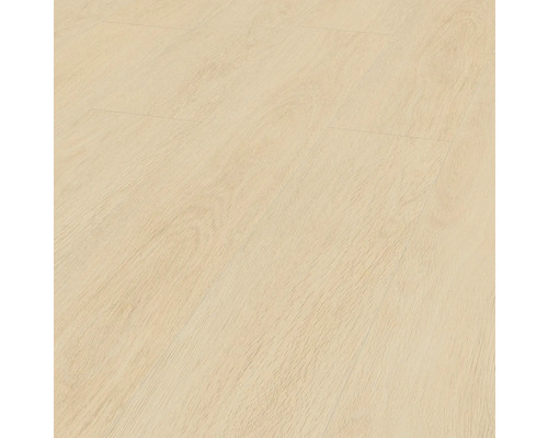 Närbild av ett ljust laminatgolv med trästruktur