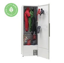 Öppet, vitt torkskåp med hängande kläder och gummistövlar samt Nimo Eco Dryer-sigill.