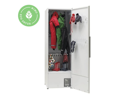 Öppet, vitt torkskåp med hängande kläder och gummistövlar samt Nimo Eco Dryer-sigill.