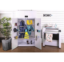 Torkskåp med öppen dörr, tvätt och mangel i en tvättstuga