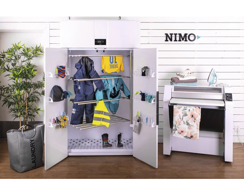 Torkskåp med öppen dörr, tvätt och mangel i en tvättstuga