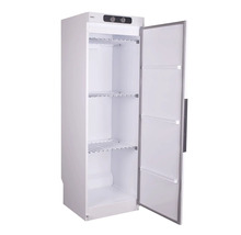 Fristående vitt kylskåp med öppen dörr, interiör med trådhyllor