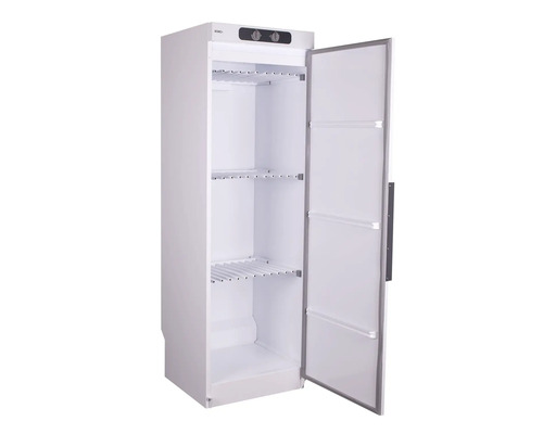 Fristående vitt kylskåp med öppen dörr, interiör med trådhyllor