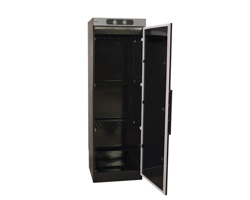 Rökskåp med öppen dörr och hyllor