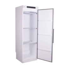 Frysskåp med öppen dörr och hyllor