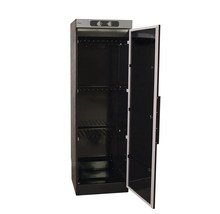 Rökskåp med öppen dörr för att visa interiören