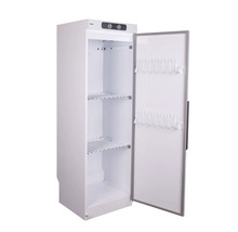 Vitt kylskåp med öppen dörr, inklusive hyllor