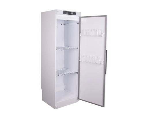 Vitt kylskåp med öppen dörr, inklusive hyllor