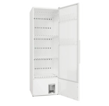 Vitt verktygsskåp med öppen dörr