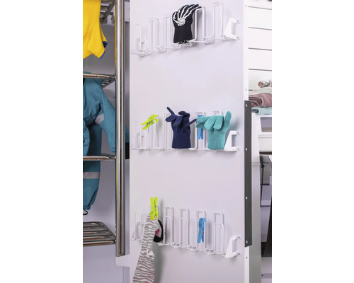 Garderob med flera handskar på en hållare