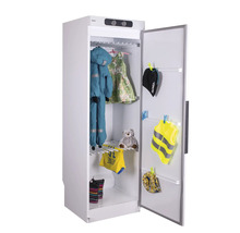 Öppen torkgarderob med kläder och accessoarer