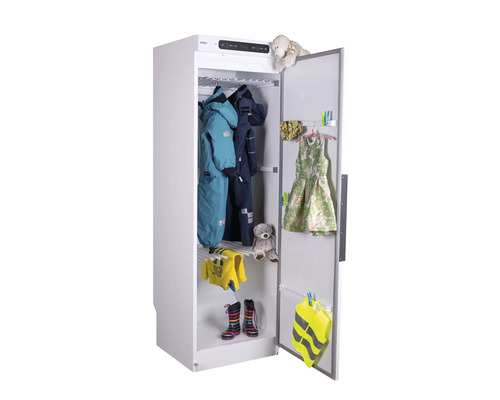 Öppet torkskåp med kläder, leksaker och skor.