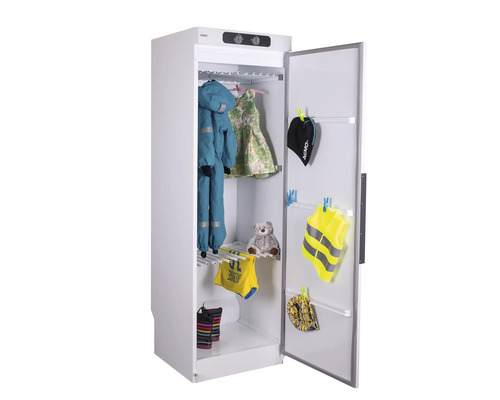 Öppen torkgarderob med kläder och accessoarer