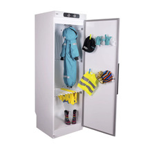 Öppet torkskåp med kläder