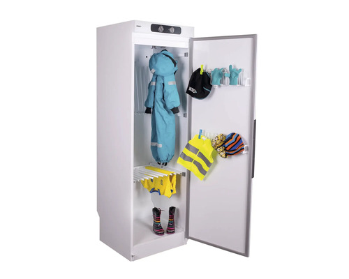 Öppet torkskåp med kläder