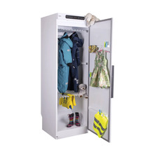 Öppet vitt torkskåp med barnkläder