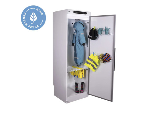 Öppet torkskåp med kläder och Nimo Sensor Dryer logotyp