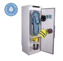 Öppet tvättskåp med kläder och Nimo Sensor Dryer sigill