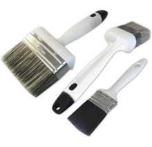 Tre målarpenslar i olika storlekar med plasthandtag.