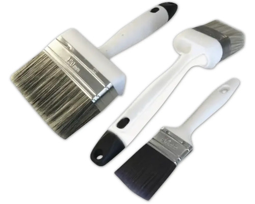 Tre målarpenslar i olika storlekar med plasthandtag.