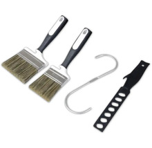 Två lackpenslar, en S-krok och ett verktyg för att öppna färgburkar