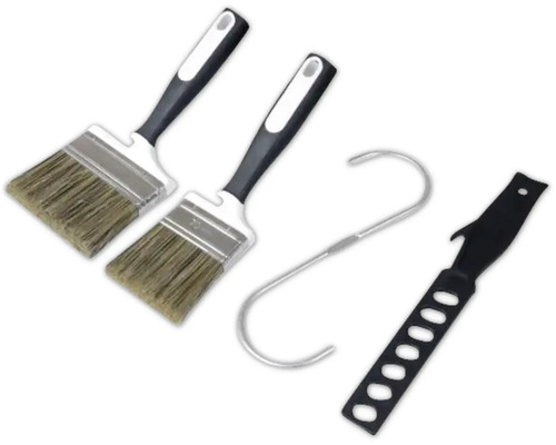 Två lackpenslar, en S-krok och ett verktyg för att öppna färgburkar