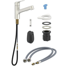 Köksblandare med monteringstillbehör och flexibla anslutningsslangar