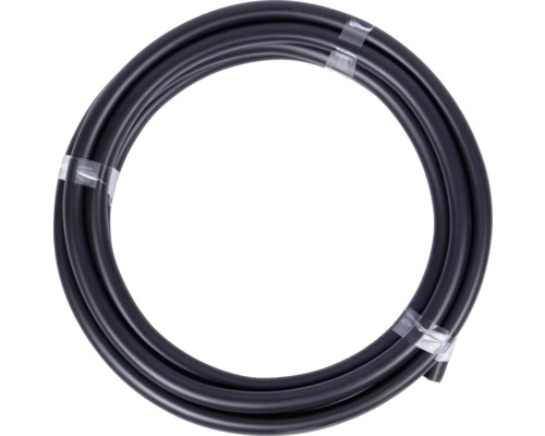 Svart bevattningsslang upprullad