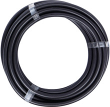 Svart bevattningsslang upprullad