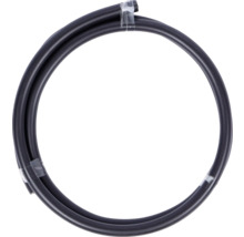 Svart bevattningsslang upprullad