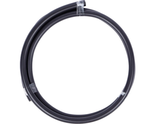 Svart bevattningsslang upprullad