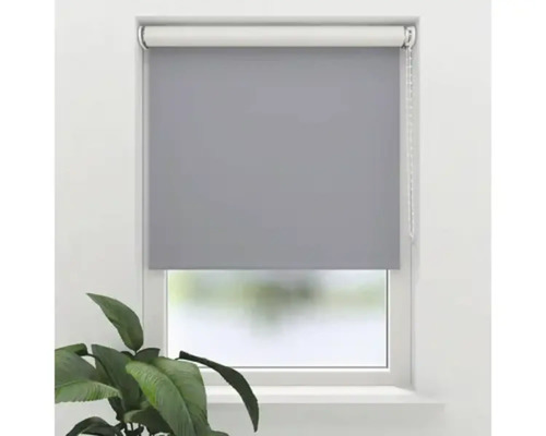 Grå rullgardin vid fönstret för ljusreglering och avskildhet.