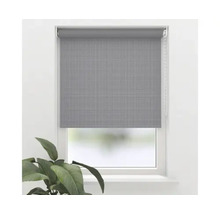 Grå rullgardin vid fönstret för ljusreglering.