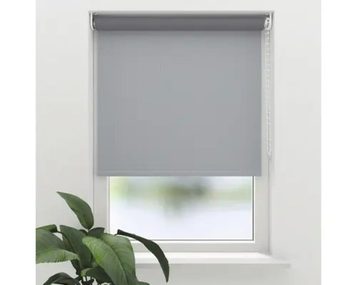 Grå rullgardin på fönstret för ljusreglering