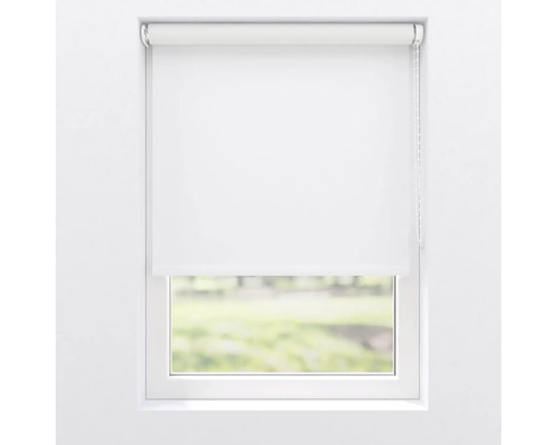 Vit rullgardin på fönstret för ljusreglering