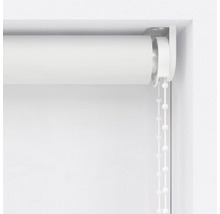 Detaljvy av en vit rullgardin med kedjedrag för fönsterdekoration