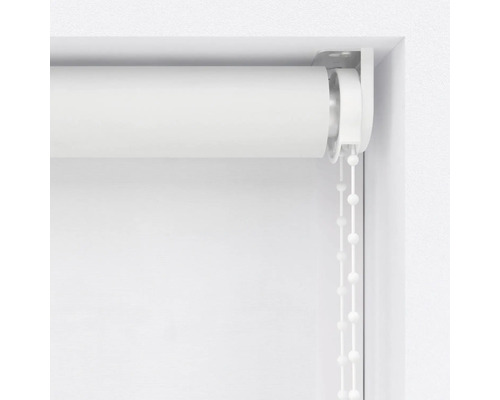 Detaljvy av en vit rullgardin med kedjedrag för fönsterdekoration