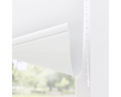 Vit rullgardin med kedjedragning framför ett fönster