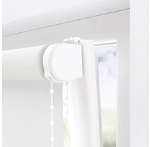 Detaljbild av en vit rullgardin vid fönstret