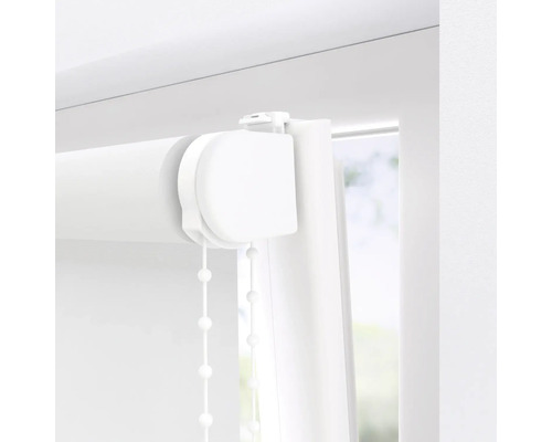 Detaljbild av en vit rullgardin vid fönstret