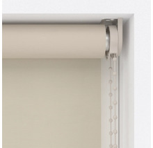 Beige rullgardiner med kedjedrag i fönsterkarmen