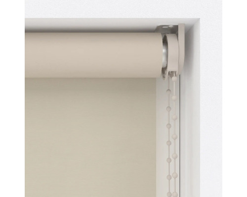 Beige rullgardiner med kedjedrag i fönsterkarmen