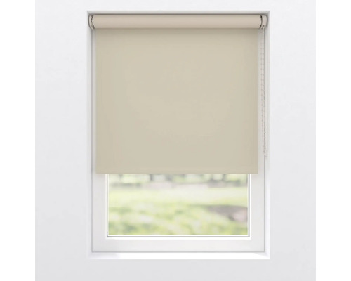 Fönster med beige rullgardin