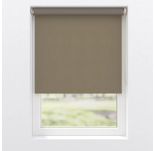 Vy mot ett fönster med en grå rullgardin