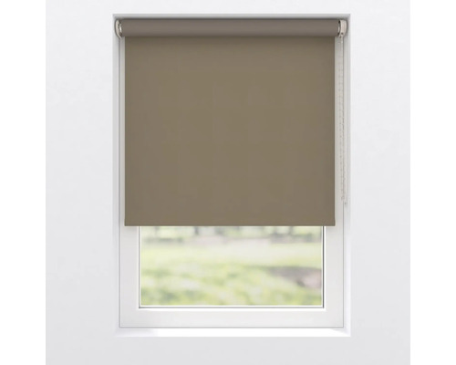 Vy mot ett fönster med en grå rullgardin