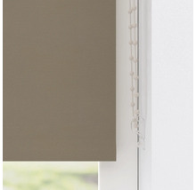 Brun rullgardin med manöverkedja vid fönstret