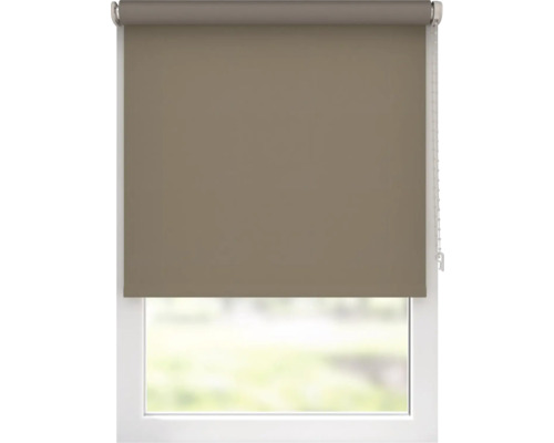 Fönster med nedrullad rullgardin